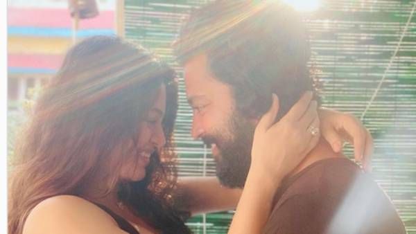 என் பொற்காலம் நீ… கணவரை கட்டி அணைத்து கொஞ்சும் வி.ஜே அஞ்சனா !