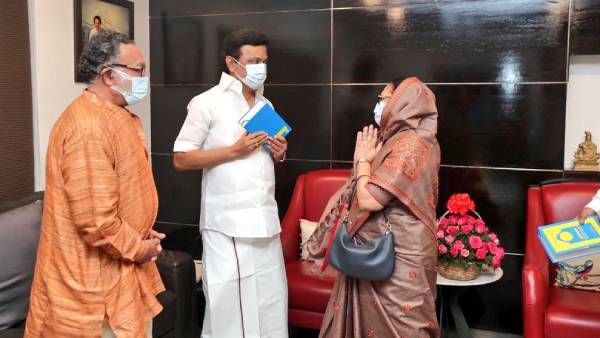 திமுக தலைவர் ஸ்டாலினை நேரில் சந்தித்து… நாசர் அவரது மனைவி கமீலா வாழ்த்து!