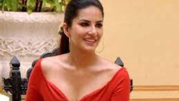 டீச்சர் வச்சு மலையாளம் கத்துக்கறேன்... சன்னி லியோன் உற்சாகம்