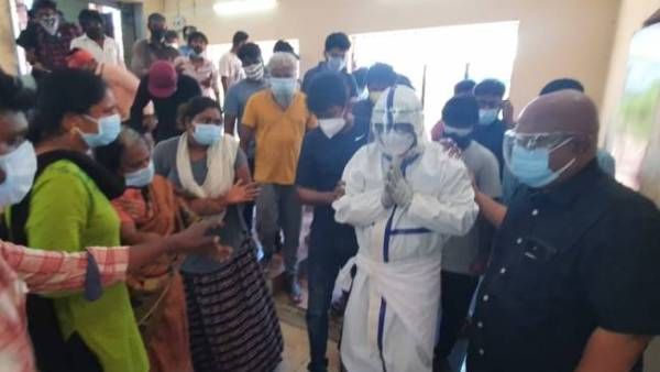 மனைவிக்கு இறுதிச்சடங்கு.. கவச உடையில் வந்த அருண்ராஜா.. கட்டியணைத்த உதயநிதி.. கலங்க வைக்கும் போட்டோ!