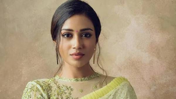 சாப்பாட்டில் கரப்பான் பூச்சி: நிவேதா பெத்துராஜ் புகார் எதிரொலி.. பிரபல ஹோட்டலுக்கு தற்காலிக தடை!