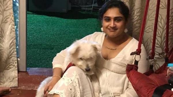 டீப் லோ நெக்கில் நாயை கொஞ்சும் வனிதா விஜயகுமார்.. இதெல்லாம் ஓவர் என விளாசும் நெட்டிசன்ஸ்!