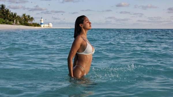 வெள்ளை பிகினியில்… ஈரம் சொட்ட சொட்ட… நடந்து வரும் திஷா பதானி !