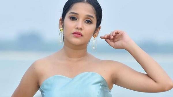 ஸ்ட்ராப்லெஸ் கவுன்.. செக்ஸி லுக்.. கதறவிடும் குட்டி நயன் அனிகா.. திணறும் இன்ஸ்டா!