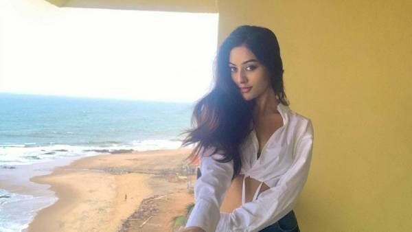 என்ன பார்ட்னர் பீச்சுல ஒரு சைஸா காத்து வாங்குறீங்க...!