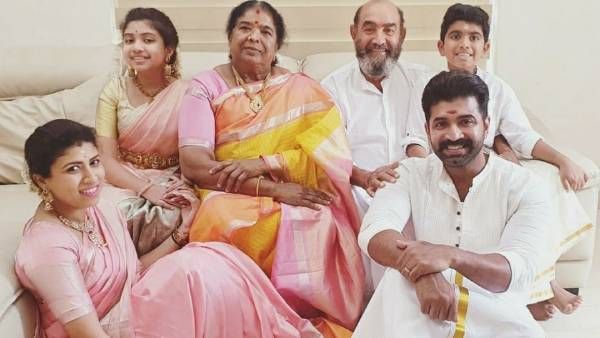 பட்டு வேஷ்டி சட்டையில் குடும்பத்துடன் எடுத்த புகைப்படத்தை பகிர்ந்த நடிகர் அருண்விஜய்!