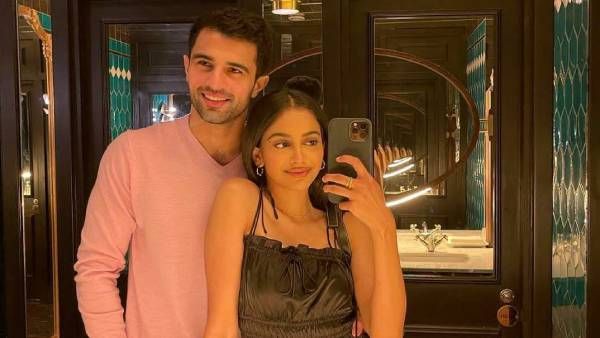 காதலருடன் நெருக்கம்.. புகைப்படத்தை பகிர்ந்த ஆதித்ய வர்மா பட நடிகை... அப்போ துருவ் விக்ரம் வாழ்க்கை?