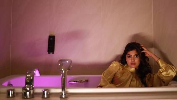 அதுக்குள்ளேயே இப்படியா.. பாத் டப்பில் படுத்தப்படி போட்டோ ஷூட் நடத்திய பிகில் நடிகை!