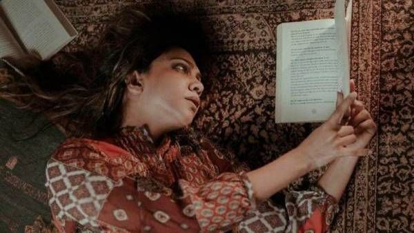 புத்தகங்களுடன் கட்டிப் புரளும் மடோனா செபாஸ்டின்.. விஜய் கூட படம் பண்ணுங்க!