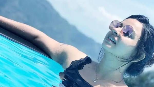 இணையத்தை கலக்கும் பாக்யலட்சுமி சீரியல் நடிகையின் நீச்சல் உடை ஃபோட்டோஸ்