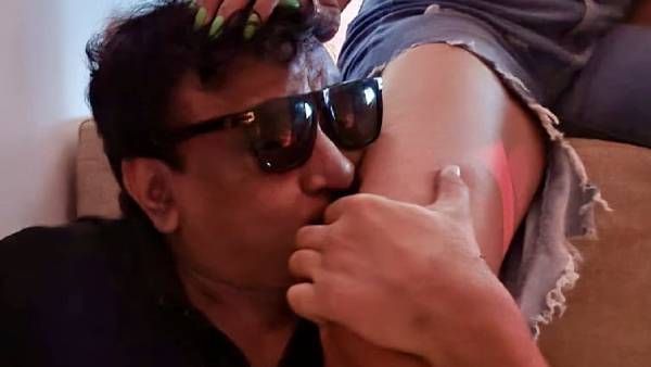 நடிகையின் தொடையில் முத்தமிட்ட டைரக்டர்...ஃபோட்டோவால் வெடித்த சர்ச்சை