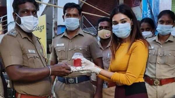 ஜூஸ் குடிங்க போலீஸ்.. தண்ணீர் பாட்டில் மற்றும் ஜூஸ் உடன் ஓடோடி உதவிய தர்ஷா குப்தா.. தங்கம்யா!