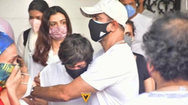 திடீர் மாரடைப்பு.. கணவனை இழந்த துயரத்தில் கதறிய மந்திரா பேடி.. இறுதிச்சடங்கில் பங்கேற்ற பிரபலங்கள்