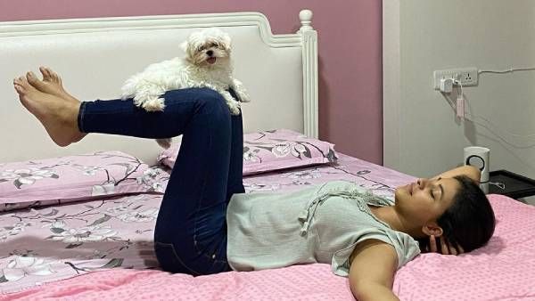 போலோ உடன் நேரத்தை செலவிடுவது மிகவும் பிடிக்கும்.. படுக்கையறையில் கட்டிப் புரளும் அஞ்சலி!