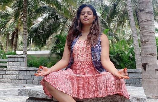 செதுக்கி வச்ச சிலை மாதிரி இருக்கீங்களே.. கிளாமர் பொங்க தியானம் செய்யும் இனியா.. ஜொள்ளும் ஃபேன்ஸ்!