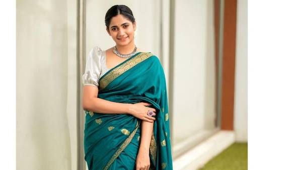 கஷ்டங்களை மறந்து சிரிக்கும் சாதாரண பொண்ணு நான்.. பட்டுப்புடவையில் லாஸ்லியா.. அம்சம்!