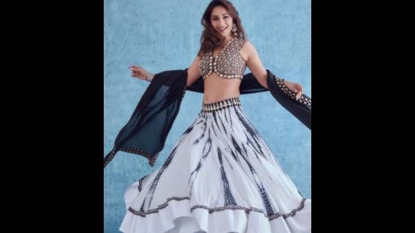 மாதுரி தீட்ஷித் அணிந்த லெஹங்காவின் விலை தெரியுமா...கேட்டா அசந்துடுவீங்க