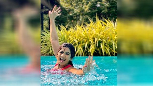 ப்பா எவ்ளோ ஹாப்பி.. வயிற்றில் குழந்தையுடன் நீச்சல் அடித்த பிரபல பாடகி… வைரலாகும் பிகினி புகைப்படம்!