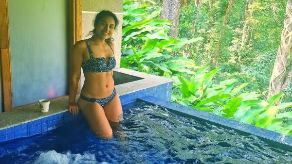 வீட்டுக்குள் நீச்சல் குளம்.. பிகினியில் மிரட்டும் பிரபல தொகுப்பாளினி.. தீயாய் பரவும் போட்டோ!