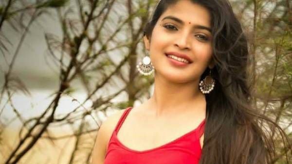 தொடைக்கு மேல் தூக்கிக்கட்டிய ஆடையில் ஆளை மயக்கும் சஞ்சிதா ஷெட்டி!