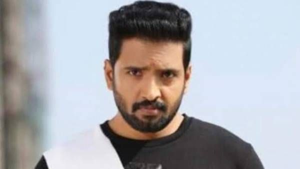 யாரையும் உயர்த்தி பேசலாம்… தாழ்த்தி பேசக் கூடாது... சந்தானம் சர்ச்சை பேச்சு !