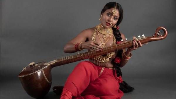 மேலாடை அணியாமல் டாப்லெஸ் போஸில் வீணையை மீட்டும் பிரபல நடிகை.. இணையத்தை திணறடித்த புகைப்படம்!