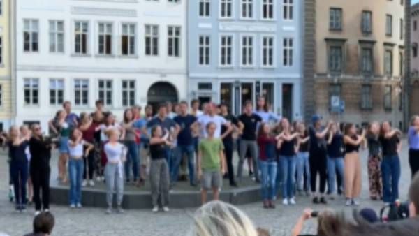 ரஜினியின் சிவாஜி பட பாடலை பாடி ஆட்டம் போட்ட வெள்ளைக்காரங்க.. ஏஆர் ரஹ்மான் ஷேர் செய்த டக்கர் வீடியோ!