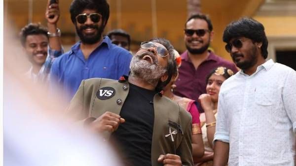 தாறுமாறான சிரிப்பு... மக்கள் செல்வன் பகிர்ந்த புகைப்படம்... சிரிப்புக்கு காரணம் என்னவா இருக்கும்?