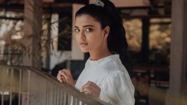 ராஜ ராஜ சோழன் நான்… துளி கூட மேக்கப் இல்லாமல் பிரபல நடிகை வெளியிட்ட வீடியோ !