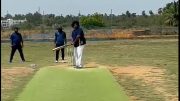கிரிக்கெட் விளையாடி பந்தை பறக்கவிடும் யோகிபாபு… இணையத்தில் வைரலாகும் வீடியோ!