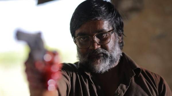 கையில் ரத்தக்கறையுடன்.. 