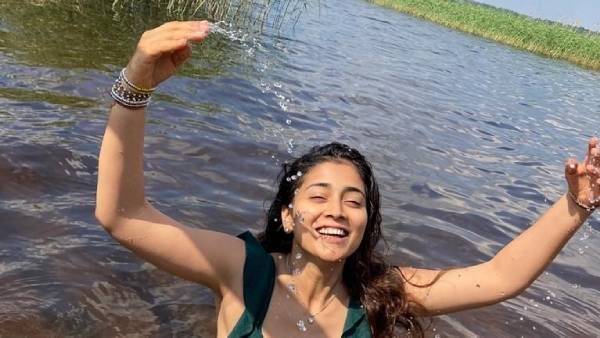 திடீரென வைரலாகும் நடிகை ஷ்ரேயாவின் டாப்லெஸ் போட்டோ.. கண்டப்படி கழுவி ஊற்றும் நெட்டிசன்ஸ்!