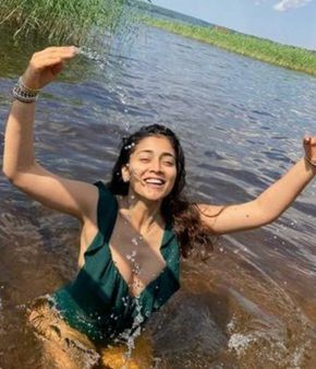 பிகினியில் ஆற்றில் ஆனந்தக் குளியல் போட்ட இடுப்பழகி ஸ்ரேயா!