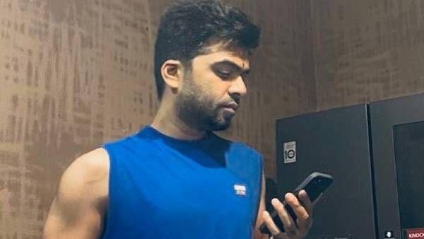 தலைவன் வேற மாதிரி.. கட் பனியனில் கெத்து காட்டும் சிம்பு.. கொண்டாடும் ரசிகாஸ்!