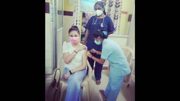 கொரோனா தடுப்பூசி முதல் டோஸை எடுத்துக்கொண்ட சோனியா... அருகில் வர அனுமதித்த நடிகை!