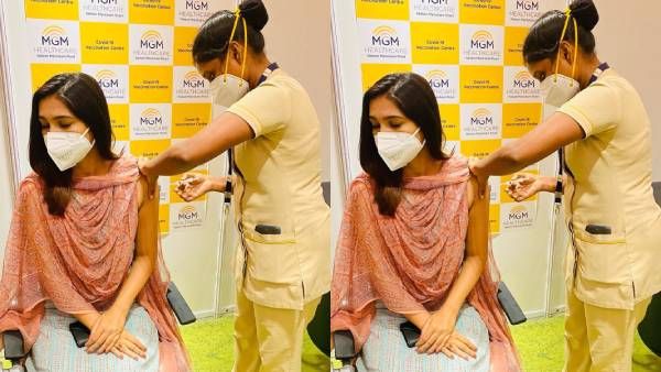 கொரோனாவிலிருந்து நம்மையும் காப்போம்... மற்றவர்களையும் காப்போம்... தடுப்பூசி போட்ட வாணி போஜன்