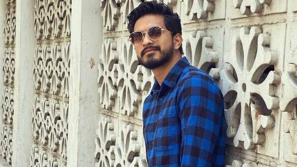 துப்பாக்கி விஜய் மாதிரி போஸ் கொடுத்த பிக் பாஸ் முகின் ராவ்!