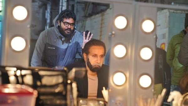 அதே தான்.. அப்படியே ஃபிக்ஸ் பண்ணிக்கோங்க.. விக்ரமை விட அஜய் ஞானமுத்து கண்ணை பாருங்க!