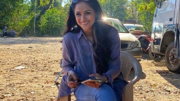 அதே வளைவு... அதே நெளிவு… கொஞ்சம் கூட அழகு குறையாத சிம்ரன் !