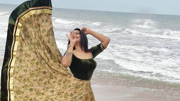 இது என்ன சப்போர்ட் இல்லாமல் நிக்குது.. லீசாவைப் பார்த்து ஓடி வந்த ரசிகர்கள்