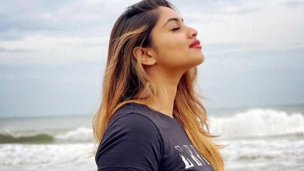 மூச்சை இழுத்துப் பிடித்த ஷிவானி.. ப்ப்பா.. பெருமூச்சு விட்டு லயித்த ரசிகர்கள்!