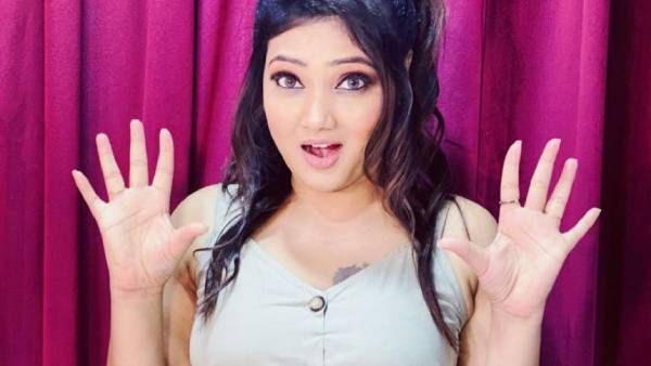 பத்து விரலையும் விரித்துக் காட்டி .. 