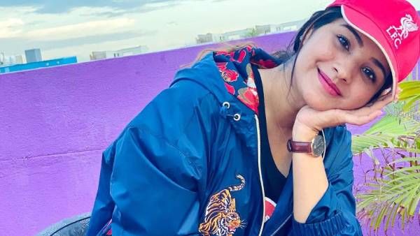 தொப்பியோடு தலை சாய்த்த சரண்யா .. தொப்புன்னு விழுந்த ரசிகர்கள்!