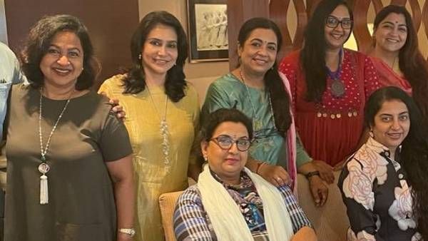 80ஸ் நடிகைகள் ஒன்று கூடி அரட்டை… இணையத்தில் வைரலாகும் புகைப்படம் !