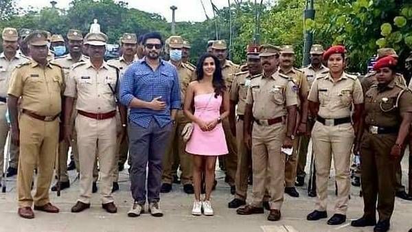 போலீஸ் படையுடன் அந்தகன் படப்பிடிப்பில் பிரசாந்த் வெளியிட்ட புகைப்படம்