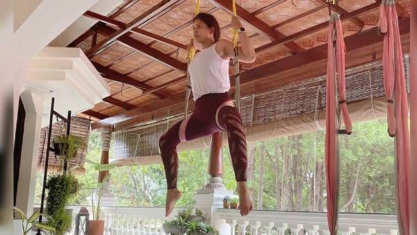 அந்தரத்தில் தொங்கியபடி யோகா செய்து அசத்தும் நடிகை அஞ்சலி!