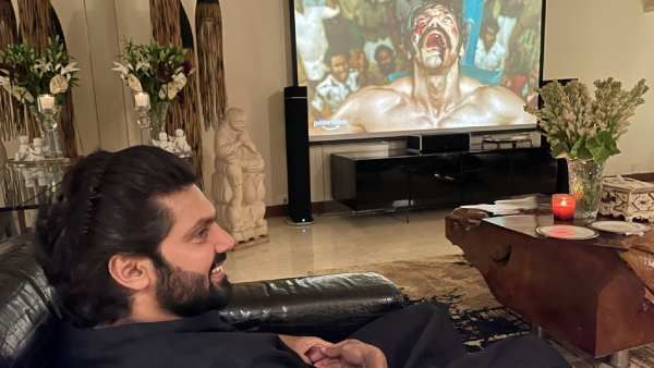 தன் வீட்டில் அமர்ந்து தன்னுடைய படத்தை பார்க்கும் ஆர்யா.. மம்மி ஷேர் செய்த மாஸ் போட்டோ!