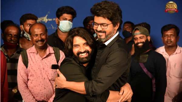 பீஸ்ட் படத்தில் விஜய்யின் கெட்டப் இதுதான்.. ஷூட்டிங் ஸ்பாட்டில் இருந்து வெளியான கட்டிப்பிடி போட்டோ!