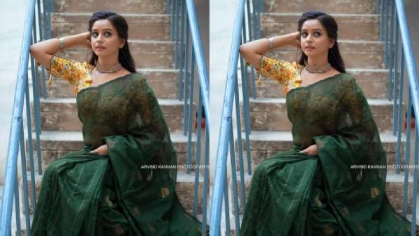 கண்ணாடி புடவையில்.. கையைத் தூக்கி மாடிப் படியில் வச்சு.. திவ்யா கணேஷ் செம!