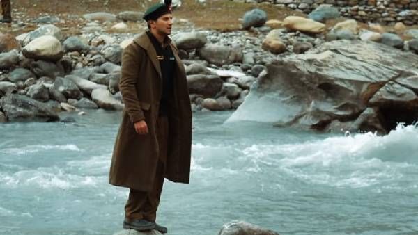 துல்கர் சல்மான் ராணுவ வீரராக நடிக்கும் படத்தின் முதல் தோற்றம் வெளியானது!